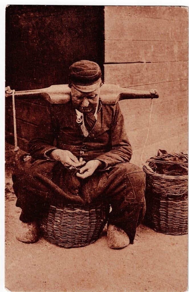 Volendam jaren '20. De waar verkocht en centen tellen., Ophalen of Verzenden, 1920 tot 1940, Ongelopen, Noord-Holland