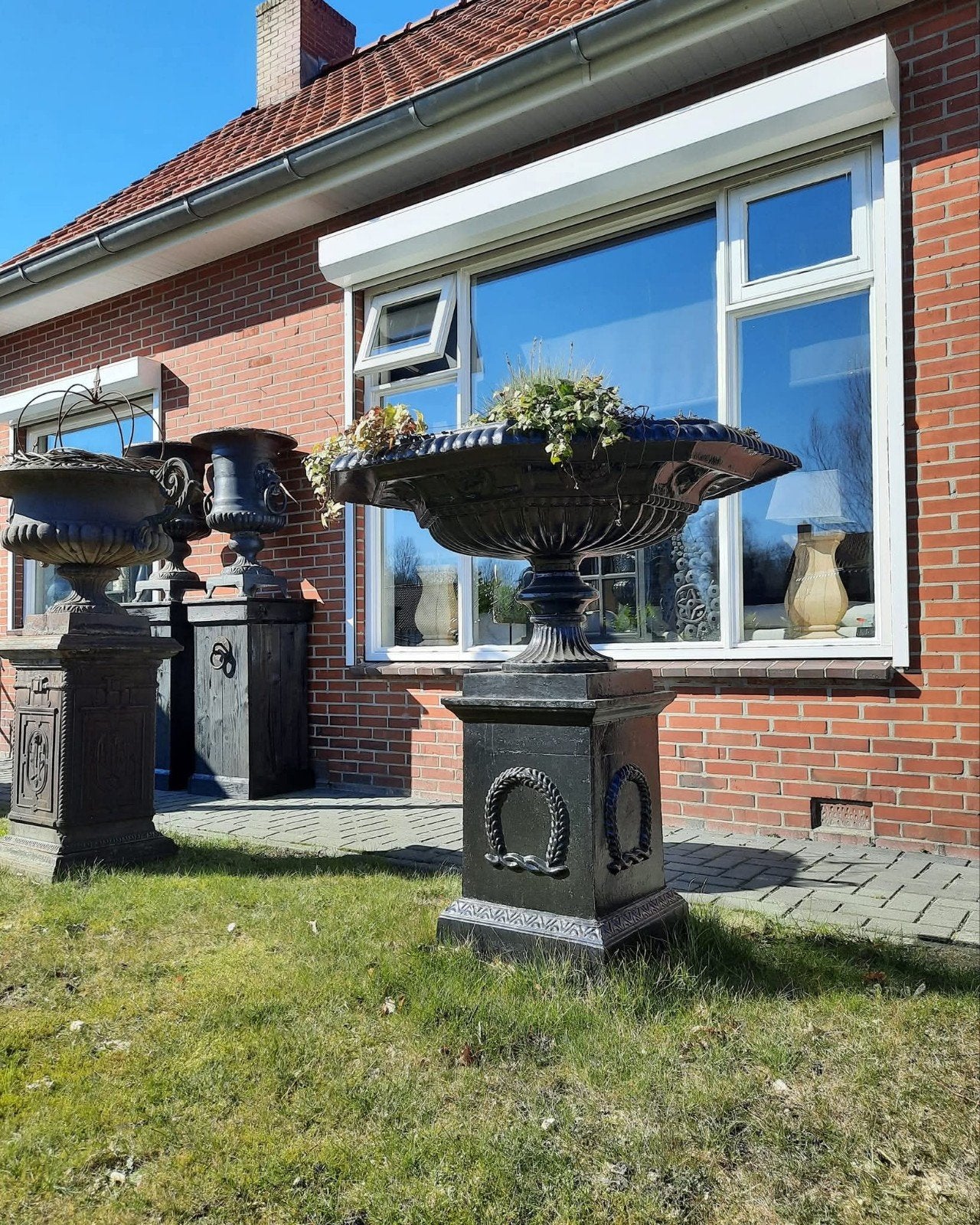Gietijzeren tuinvazen tuinvaas bloempot bloembak op sokkel, Tuin en Terras, Tuinvazen, Nieuw, Ophalen of Verzenden
