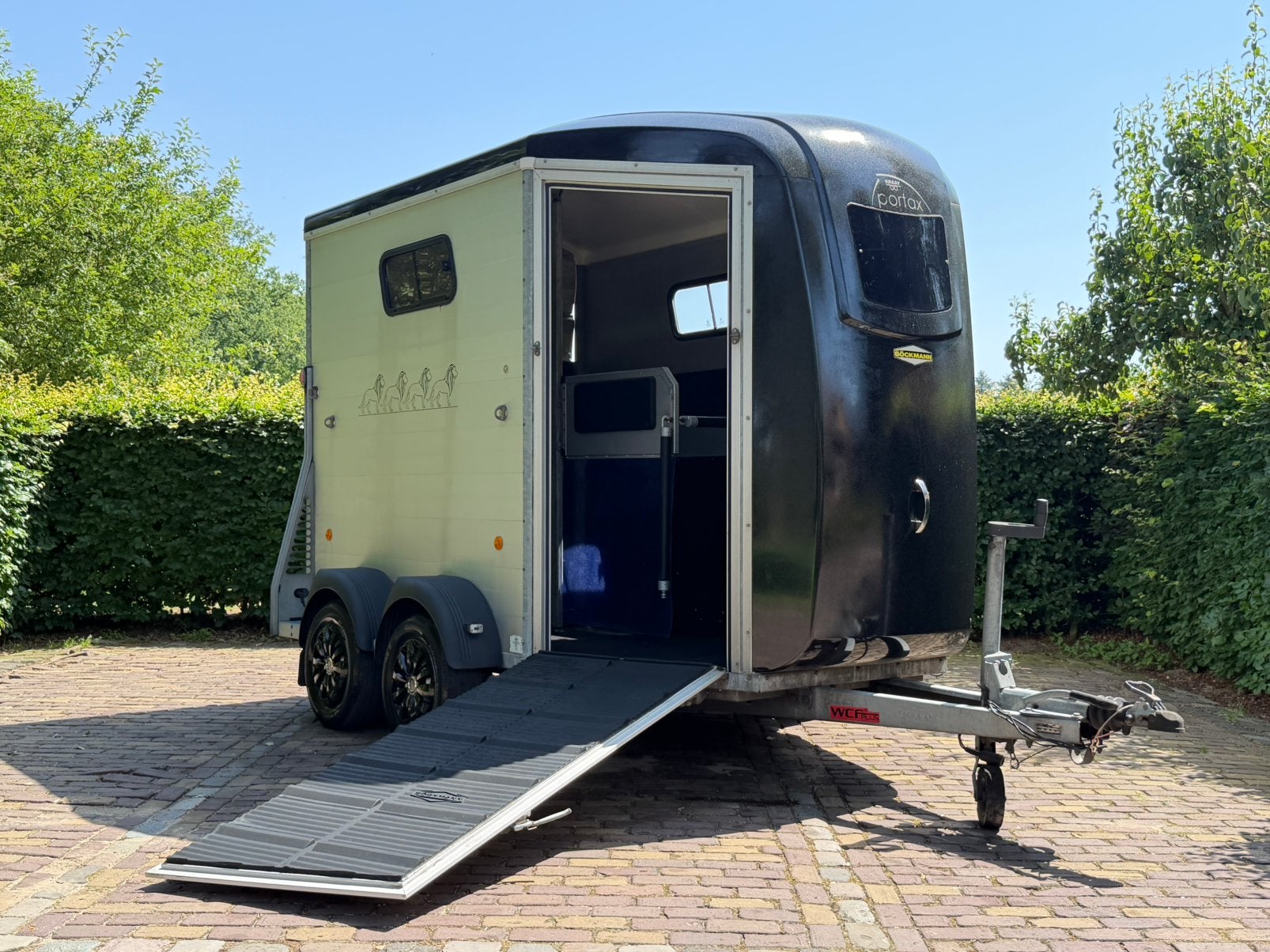Vol aluminium Bockmann portax met vooruitloop en zadelkamer, Ophalen, Aluminium, Zo goed als nieuw, 2-paards trailer