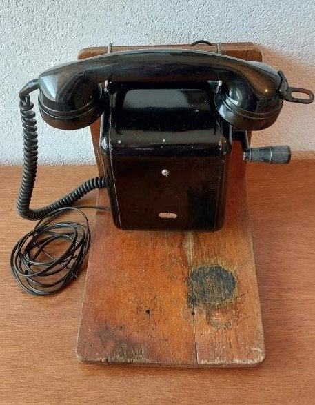 ANTIEKE METALEN WANDTELEFOON IN GOEDE STAAT. COLLECTIESTUK, Ophalen, Gebruikt, Bakeliet