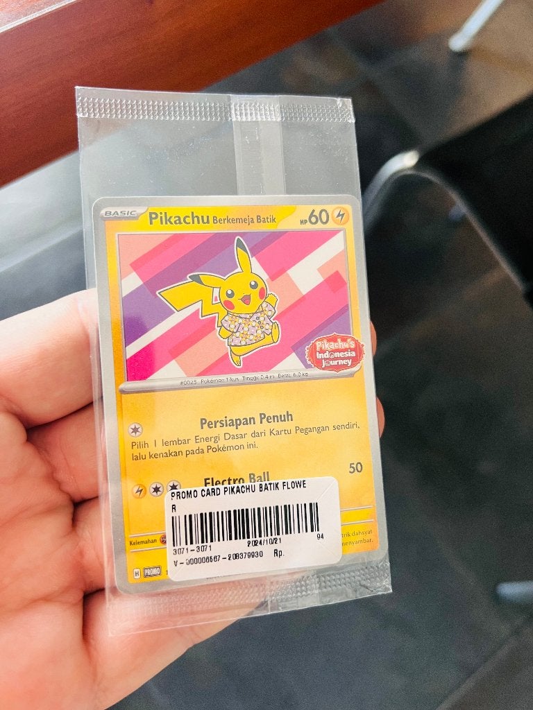 Pikachu Berkemeja Batik 190/SV-P Indonesia Journey Pokemon, Verzenden, Zo goed als nieuw, Losse kaart, Foil