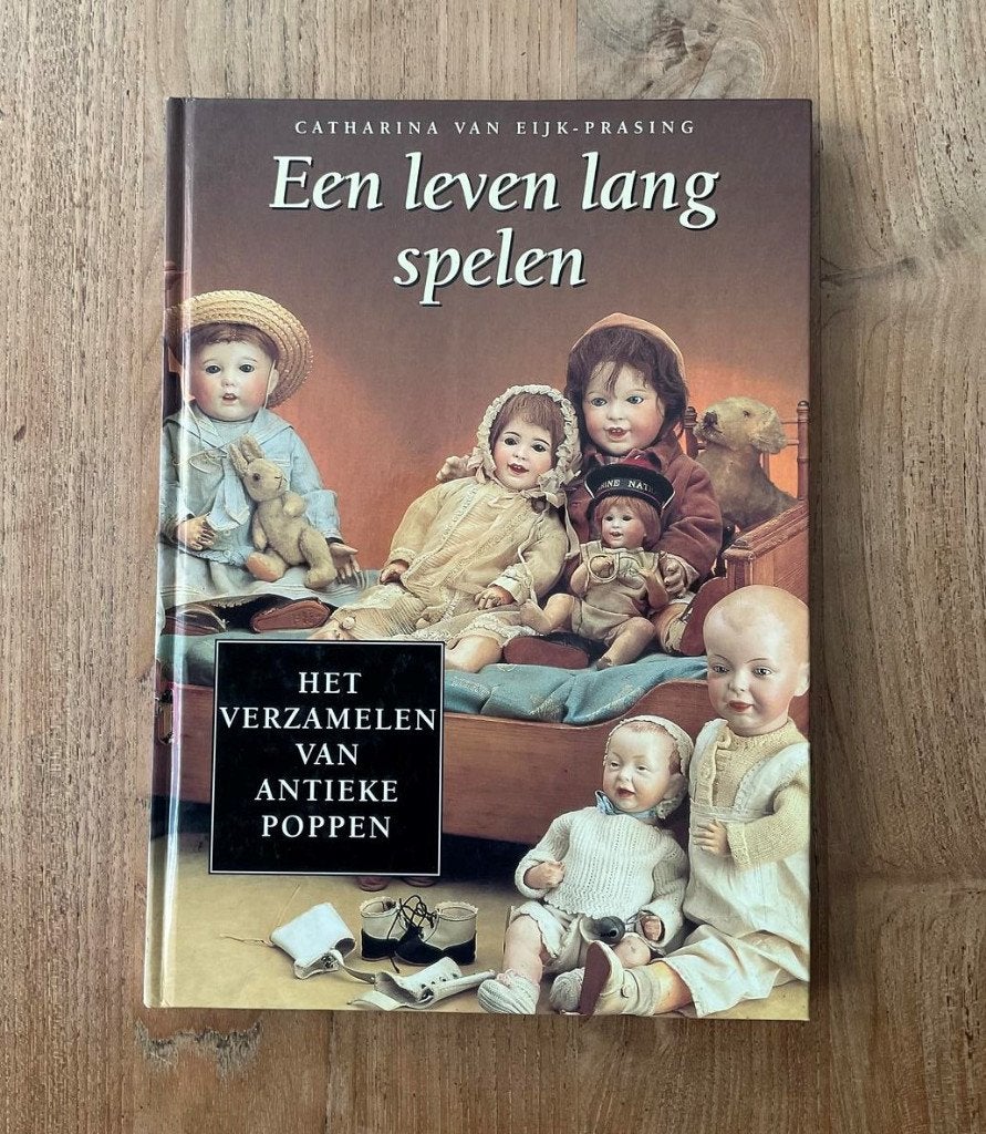 boek een leven lang spelen antieke poppen verzamelen, Ophalen of Verzenden, Zo goed als nieuw, Overige typen