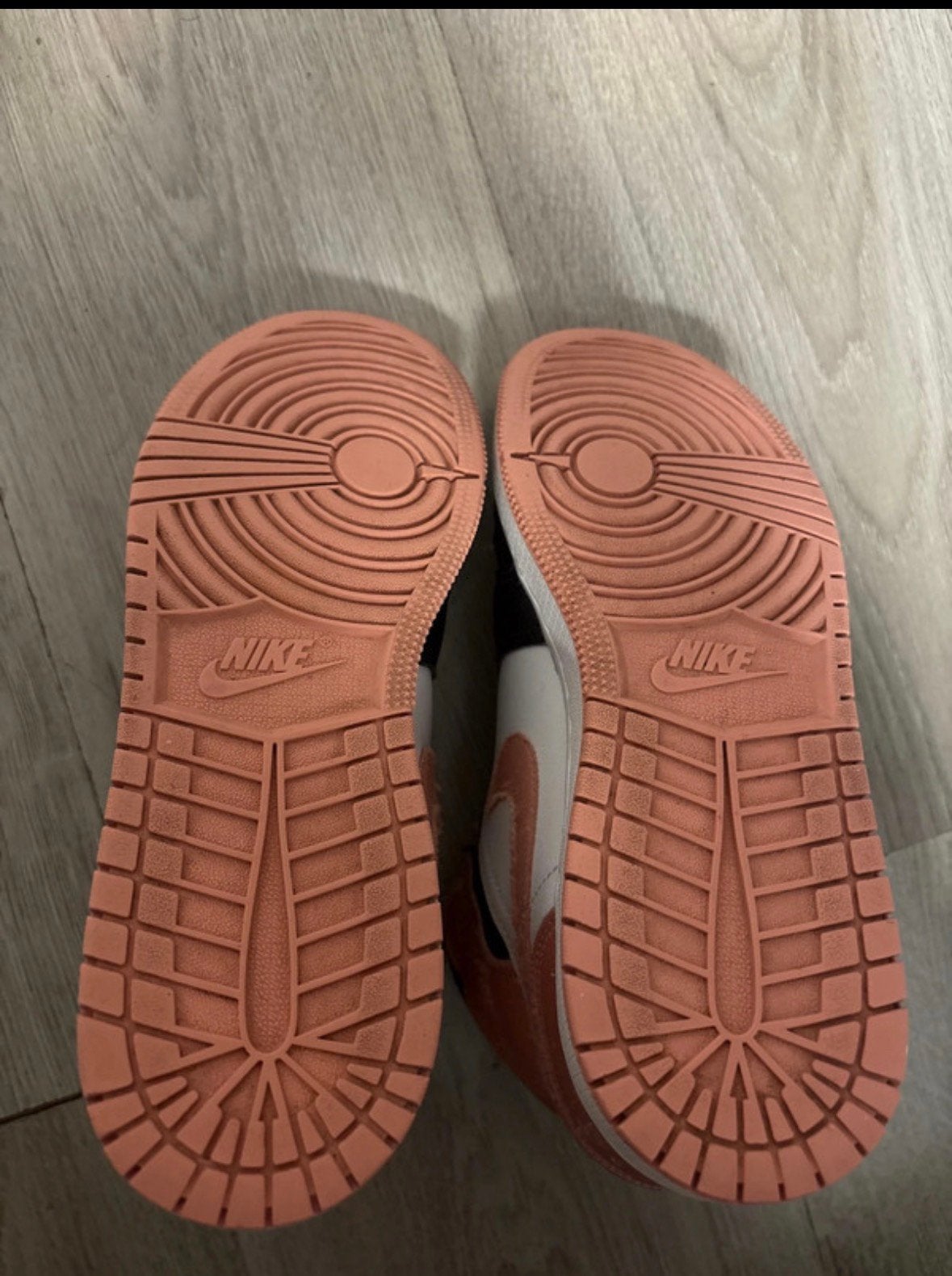Air jordan 1 mid, Ophalen of Verzenden, Roze, Sneakers of Gympen, Zo goed als nieuw