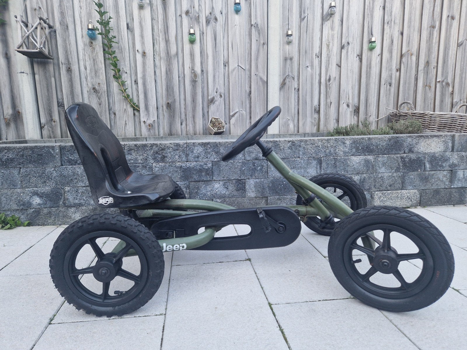 Stoere groene Berg buddy jeep skelter