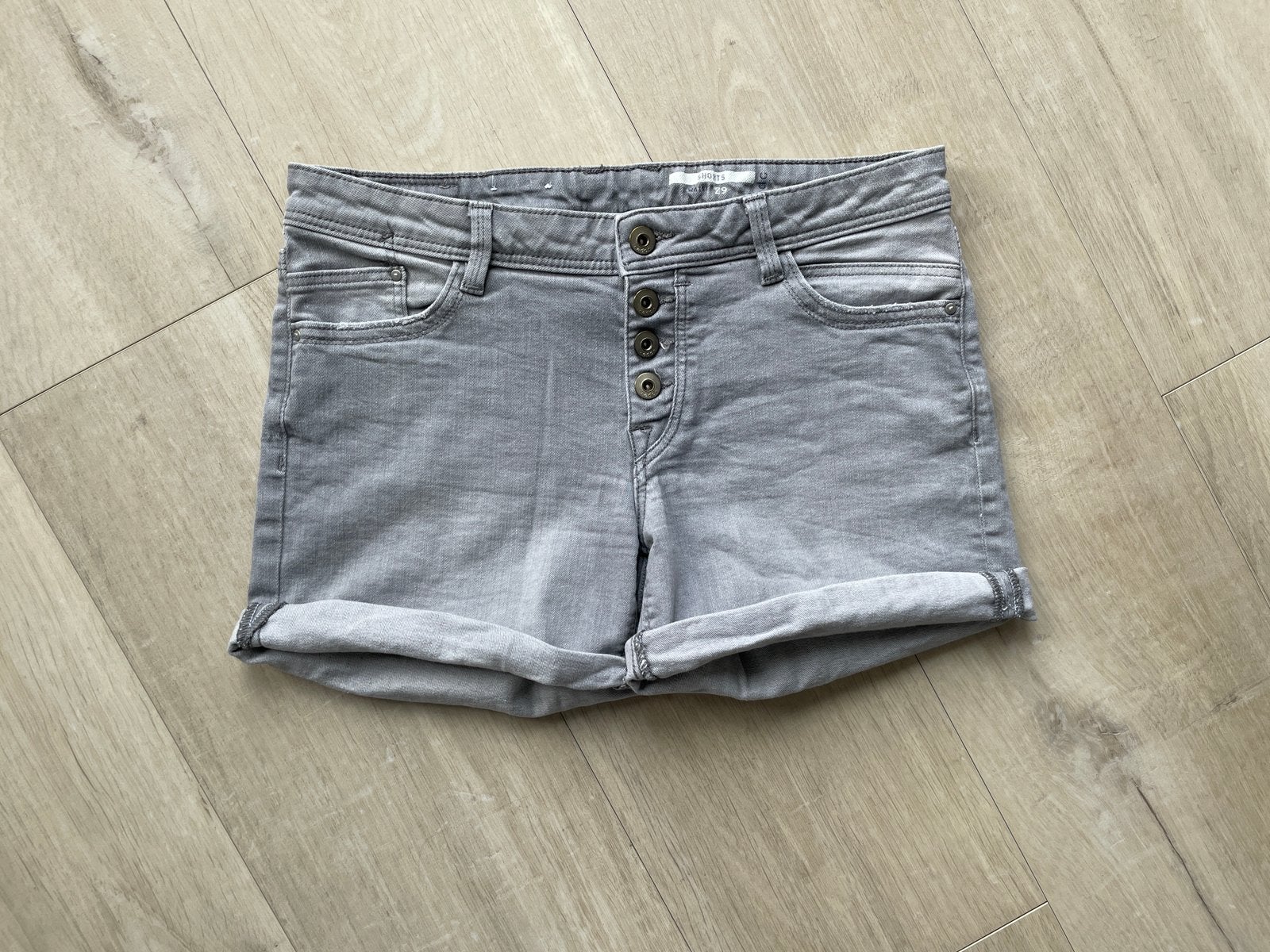 EDC – Grijze denim short – maat 29 – In nette staat, Ophalen of Verzenden, Zo goed als nieuw, Grijs, W28 - W29 (confectie 36)