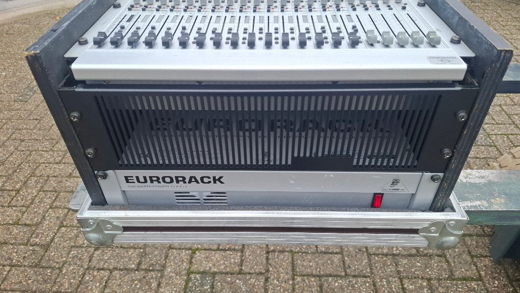Behringer Eurorack MX-3242X in flightcase, Ophalen, Zo goed als nieuw, 20 kanalen of meer, Microfooningang