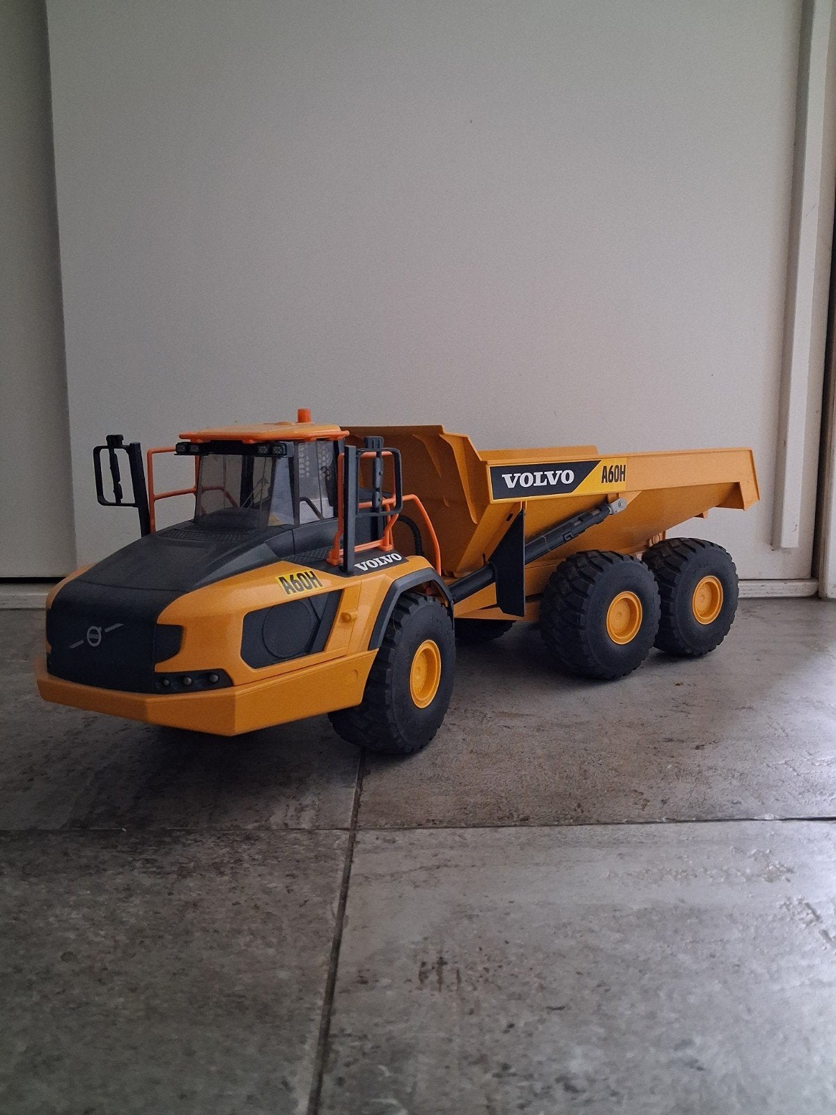 Volvo A60H Dumper bruder, Kinderen en Baby's, Speelgoed | Speelgoedvoertuigen, Ophalen of Verzenden, Nieuw