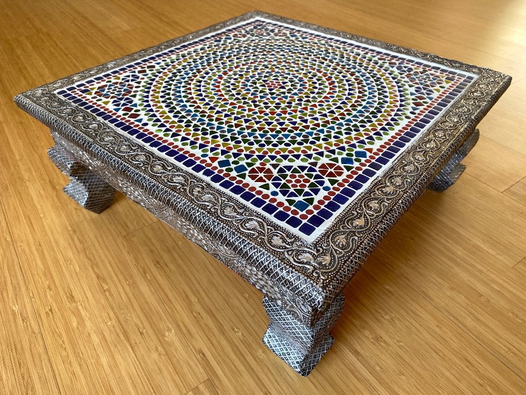 Indiase bijzettafel met ingelegd glas mozaïek, handgemaakt, Minder dan 55 cm, Vierkant, Ophalen of Verzenden, Zo goed als nieuw