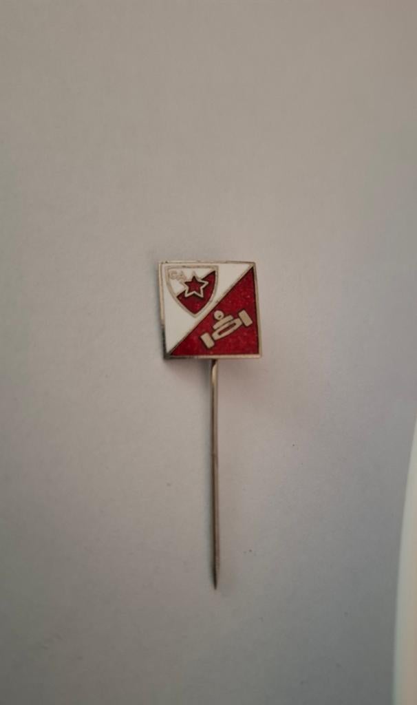 2 Speldjes SD crvena Zvezda ( Rode ster Belgrado), Ophalen of Verzenden, Nieuw, Sport, Speldje of Pin