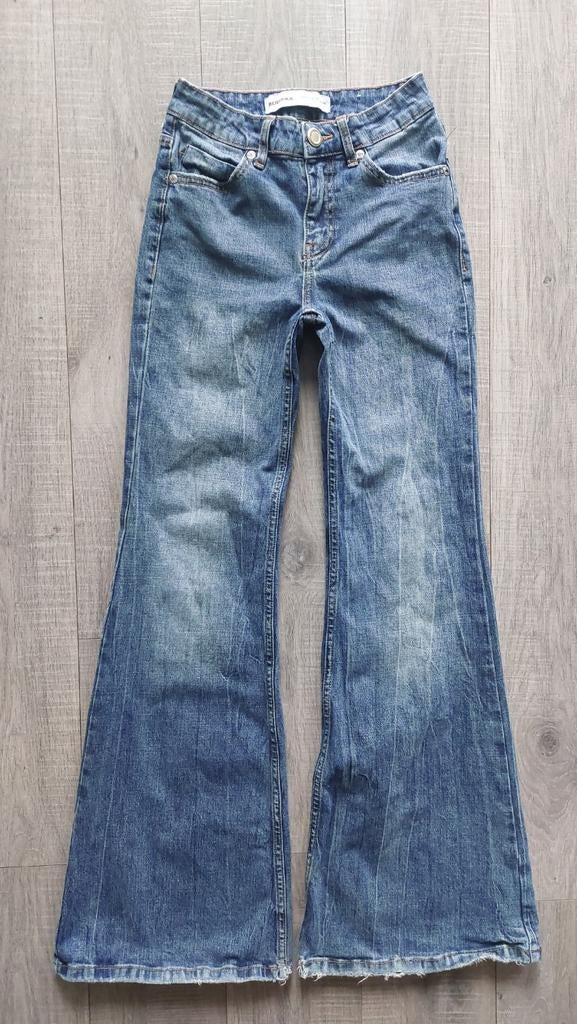 Bershka low waist flared jeans 32 XXS, Ophalen of Verzenden, Zo goed als nieuw, Blauw, W27 (confectie 34) of kleiner