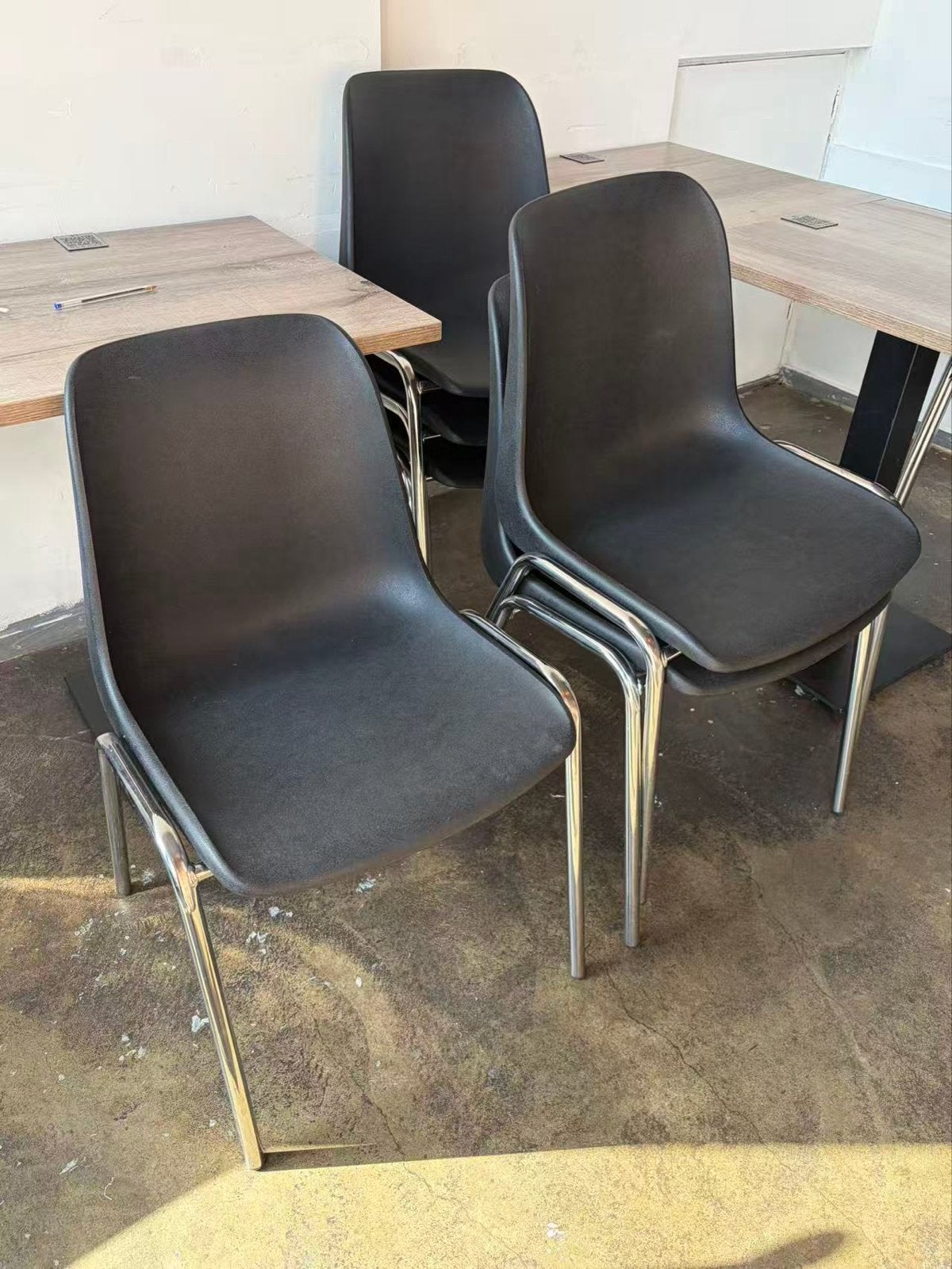24 stoelen: 14 zwarte en 10 kleurrijke stoelen, Huis en Inrichting, Stoelen, Ophalen, Kunststof, Gebruikt, Zwart