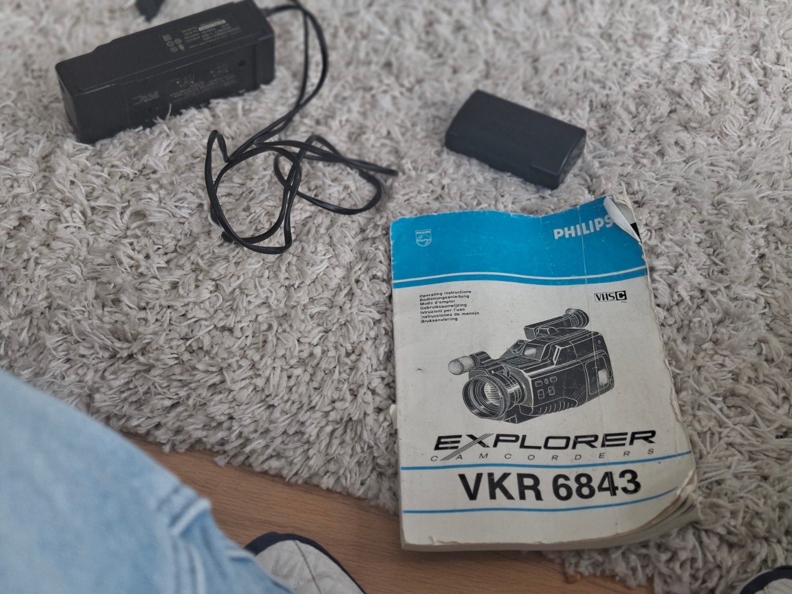 Philips Explorer VKR 6843 VHS-C Camcorder met accessoires, Ophalen of Verzenden, Mini dv, Panasonic, 20x of meer