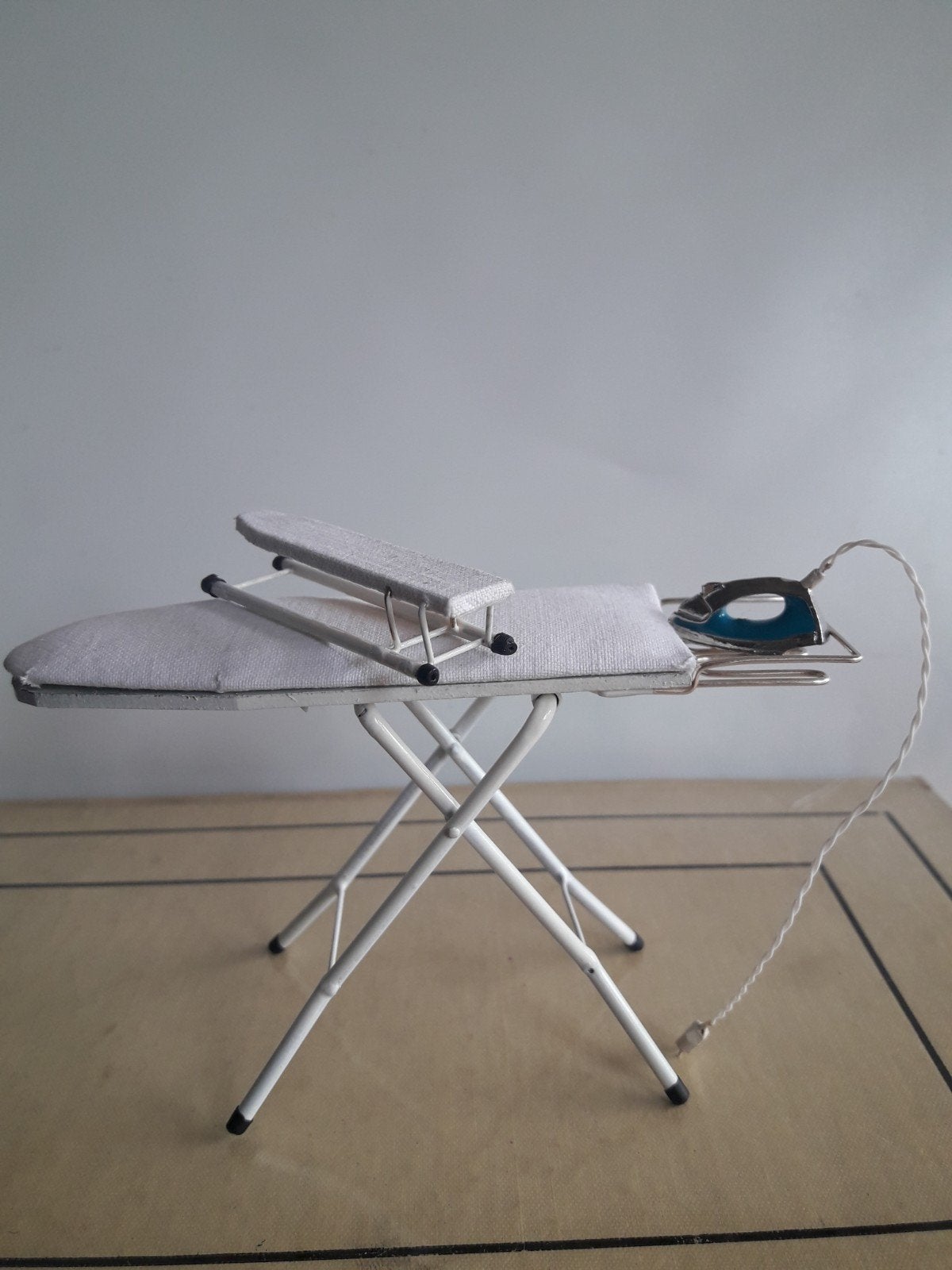 Strijkplank, schaal 1op12, poppenhuis miniatuur., Ophalen of Verzenden, Nieuw, Poppenhuis