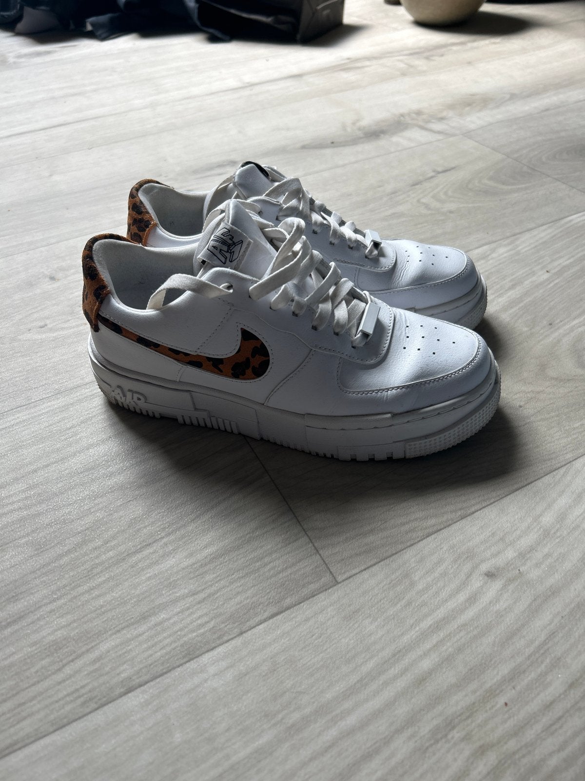Nike Air Force 1 Pixel met luipaardprint, Ophalen, Wit, Sneakers of Gympen, Gedragen