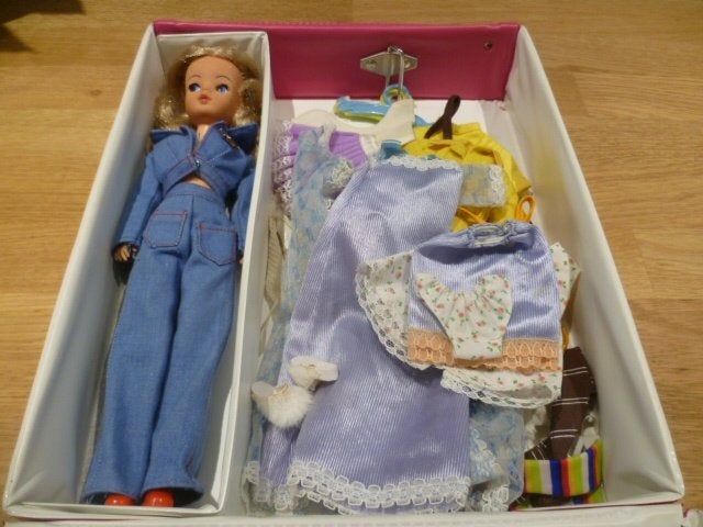 Vintage Sindy pop met kleding en schoentjes in koffer, Ophalen of Verzenden, Gebruikt, Fashion Doll