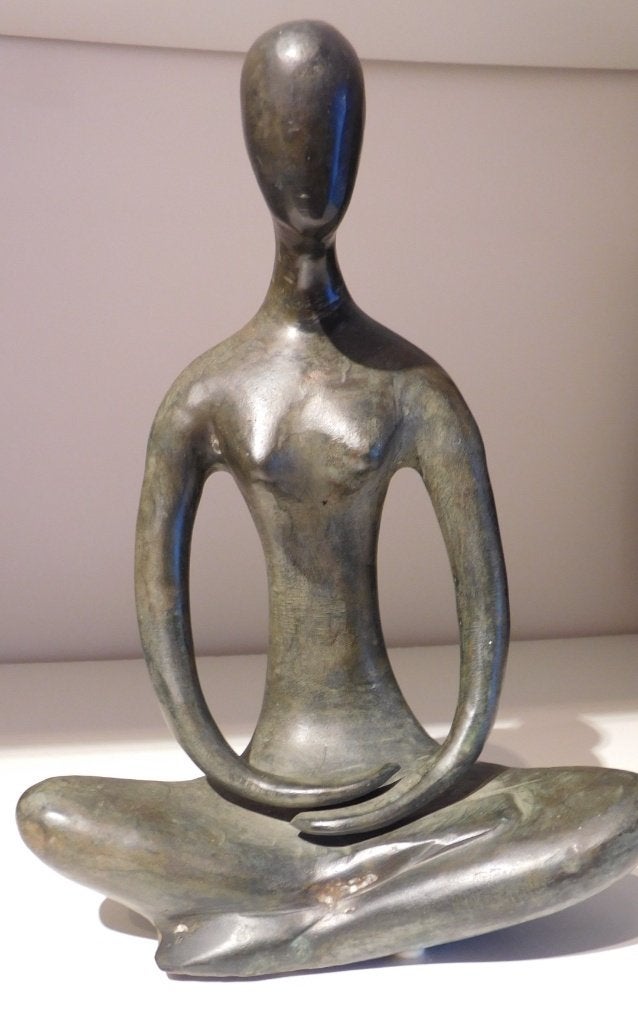 Meditatieve bronzen sculptuur - Vrouw in lotushouding, Ophalen of Verzenden, 20 - 50 cm, Beeld, Vrouw