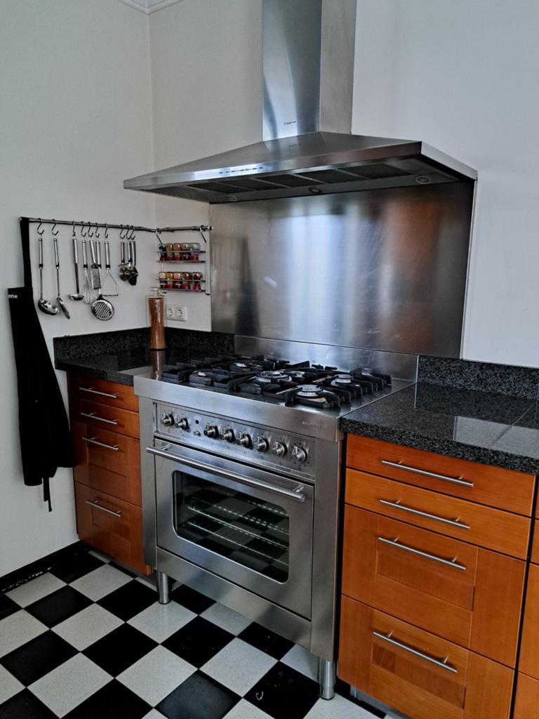Complete Keuken met Eiland en Apparatuur, Witgoed en Apparatuur, Fornuizen, Gebruikt, Vrijstaand, Gas, 5 kookzones of meer, 85 tot 90 cm
