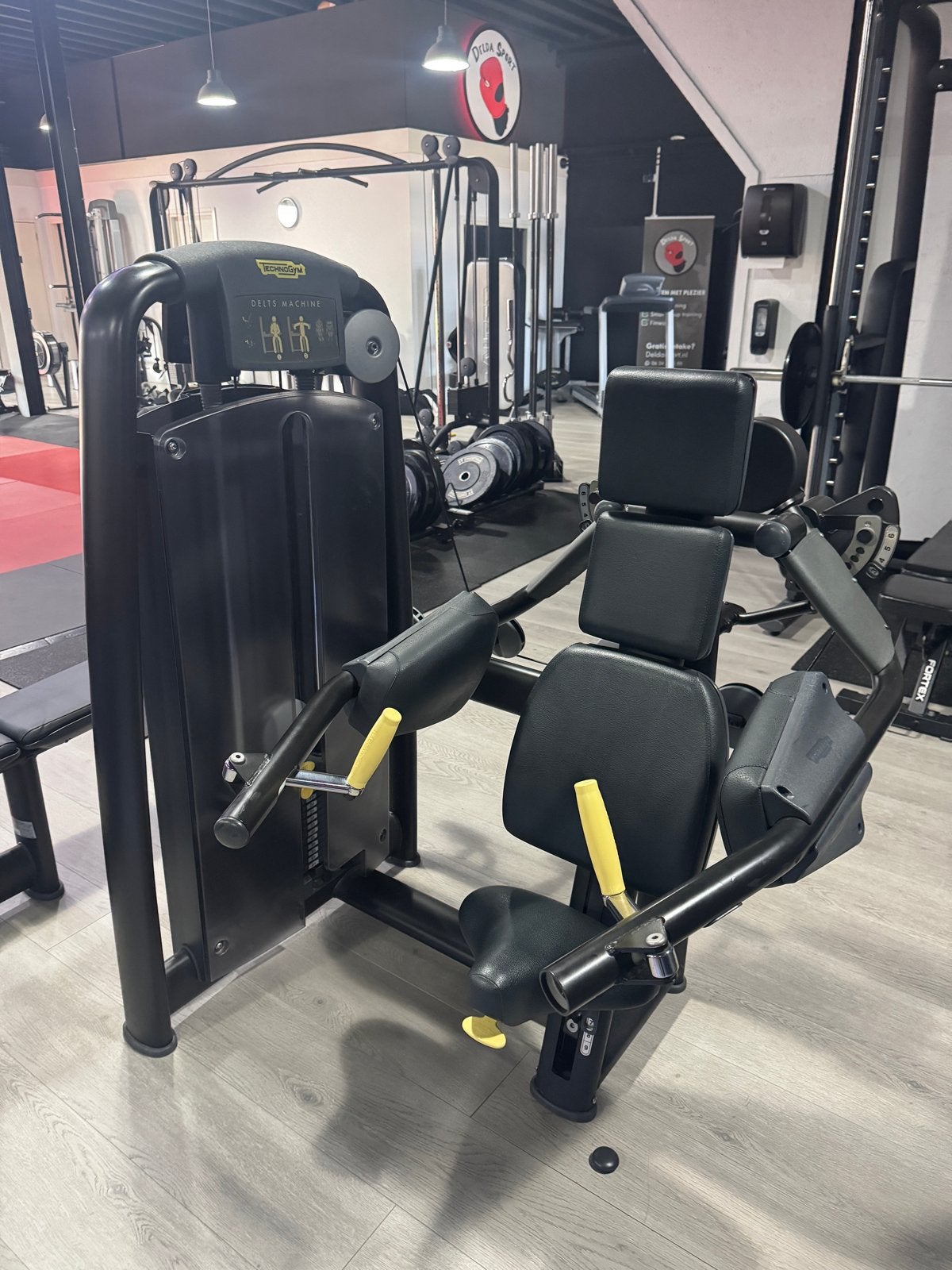 Technogym Delta Machine - zgan, Sport en Fitness, Fitnessapparatuur, Ophalen, Krachtstation, Borst, Zo goed als nieuw