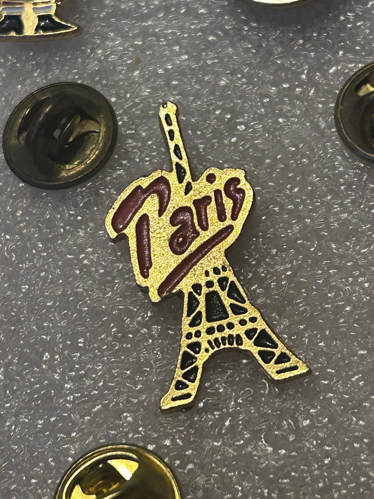 Vintage Paris Eiffeltoren Pin - Goudkleurig met Rood, Ophalen of Verzenden, Gebruikt, Stad of Land, Speldje of Pin