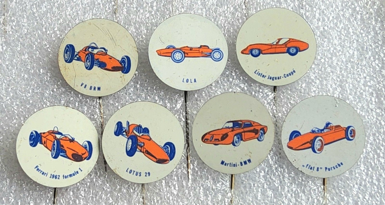 7 Vintage Speldjes met Raceauto's - Formule 1 en Sportwagens, Ophalen of Verzenden, Gebruikt, Transport, Speldje of Pin