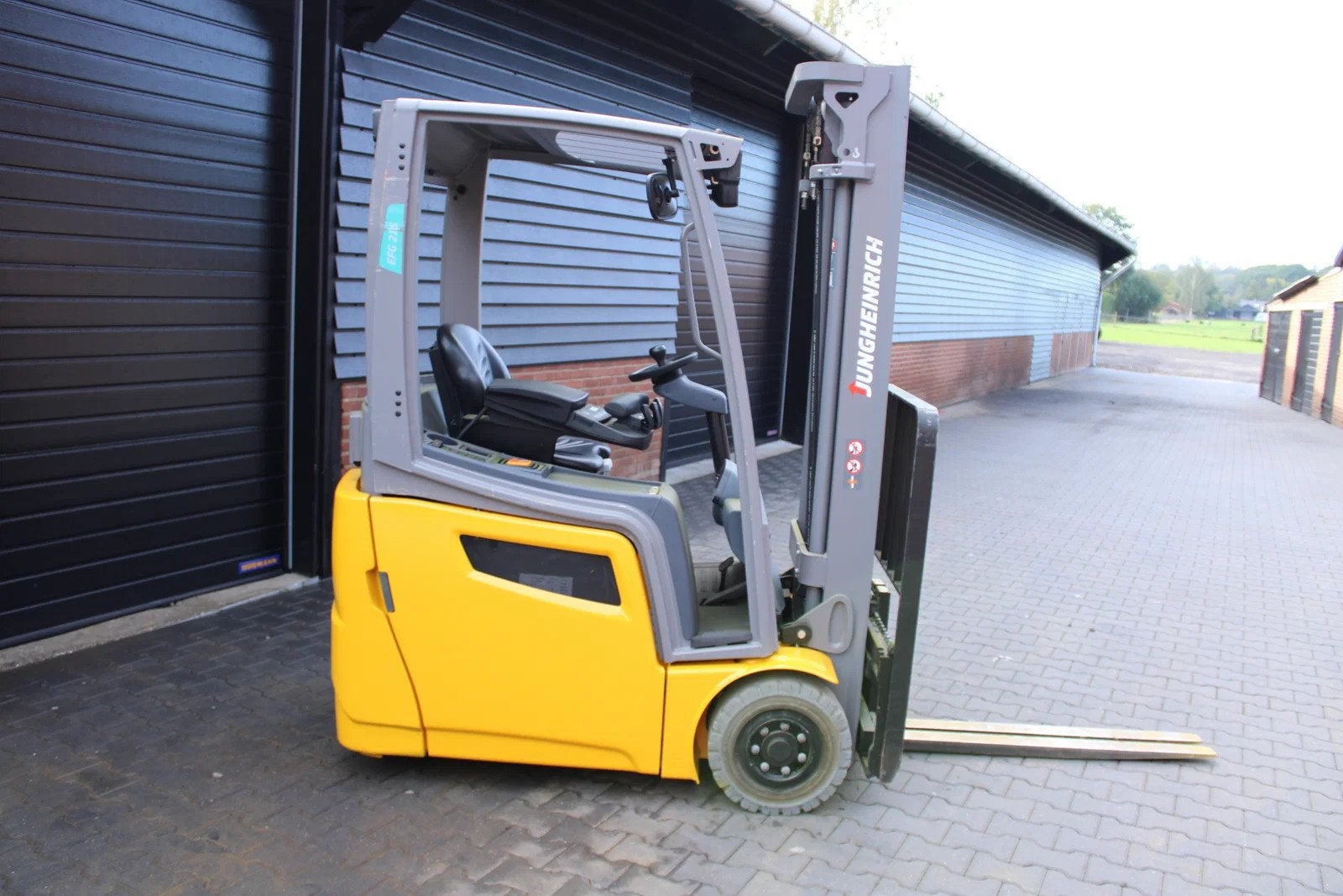 Jungheinrich EFG215 heftruck elektrische freelift triplex si