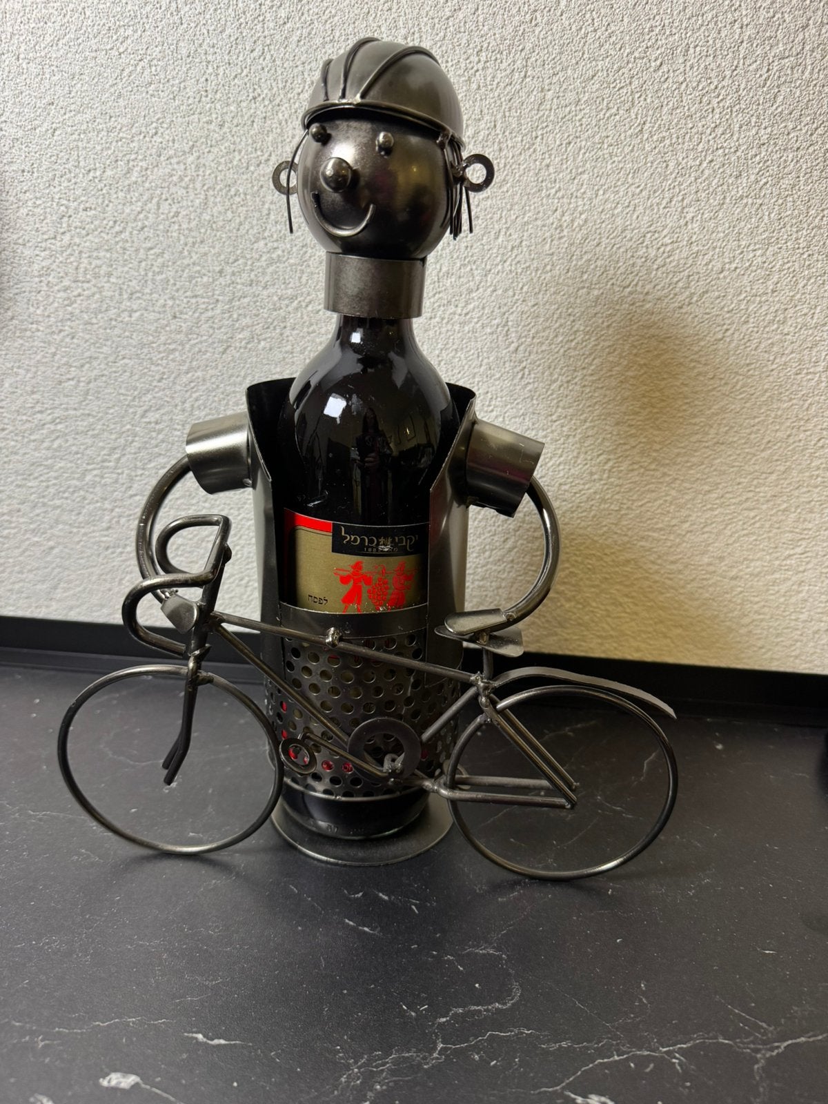 Wijnfleshouder wijnstandaard metalen poppetje met fiets, Overige typen, Ophalen of Verzenden, Zo goed als nieuw, Metaal