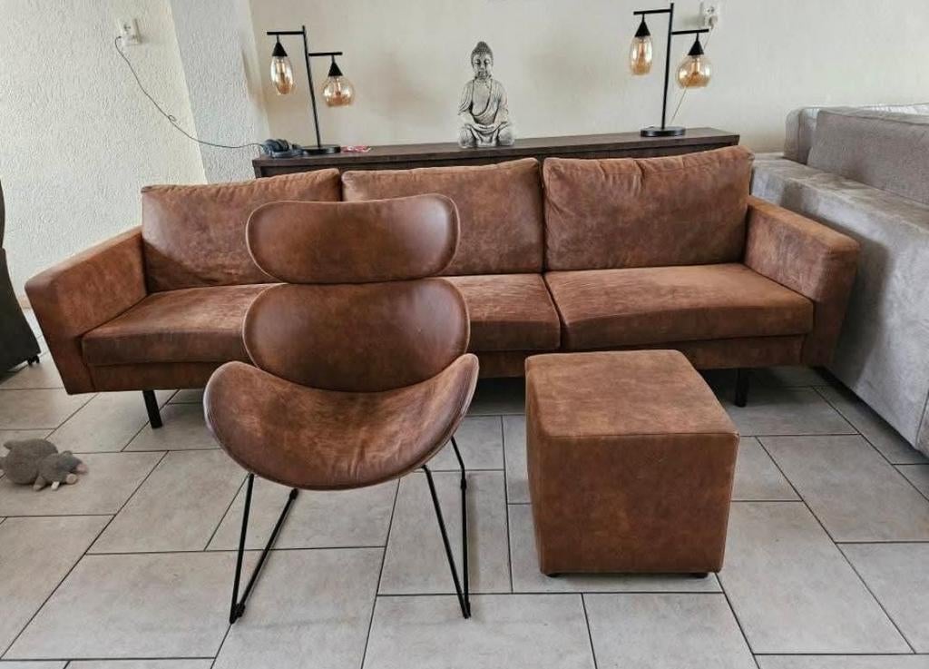Stoere cognac kleurige 3-zits bank + fauteuil + poef – indus, Ophalen