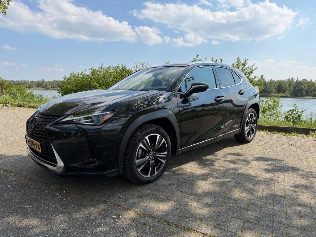 Lexus UX 250h Business Edition / 2021 / BTW Auto / 64227KM, Auto's, Lichtsensor, 750 kg, Alcantara, Zwart