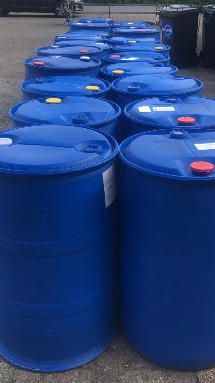 Dichte blauwe plastic vaten vlot drijvend terras steiger