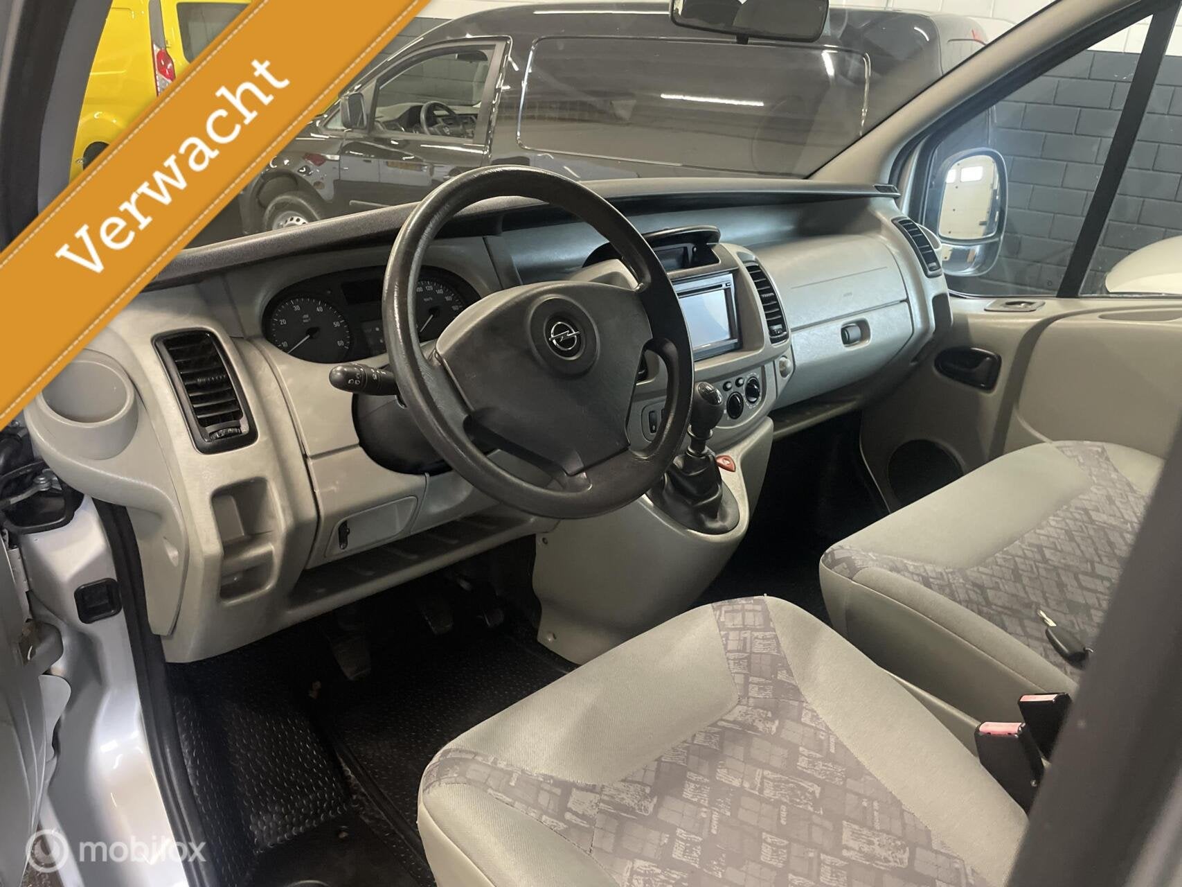 Opel Vivaro Tour 2.0i L2H1 / AIRCO / 9 Persoons / trekhaak, Auto's, 2700 kg, Metallic lak, Bedrijf, Handgeschakeld