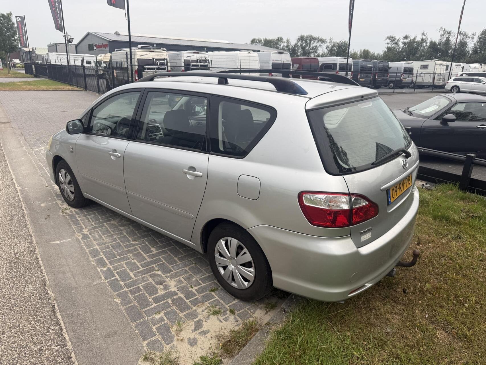 Toyota Avensis Verso 2.0i Linea Luna 7 persoons Airco,cruise, Auto's, Voorwielaandrijving, 1998 cc, Stof, Zwart