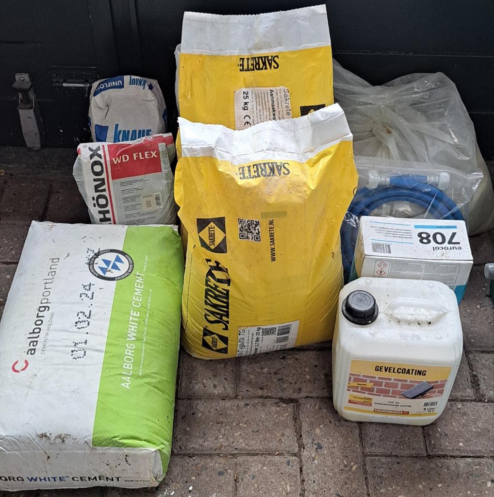 Diverse bouwmaterialen: tegellijm, cement, voegmortel, Doe-het-zelf en Verbouw, Tegels, Gebruikt, Overige typen, Overige materialen