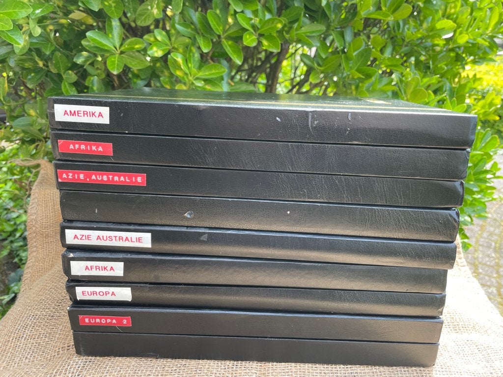 9 postzegel albums met als thema, dieren over de hele wereld, Postzegels en Munten, Ophalen, Buitenland
