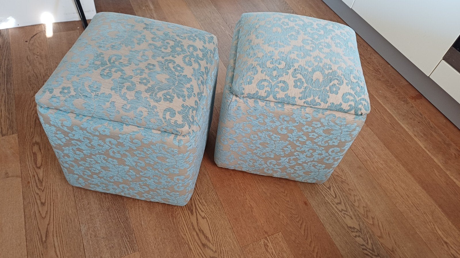 2x Mooi gestoffeerde rolpoef met opbergruimte, Ophalen, Barok style, Zo goed als nieuw, Stof