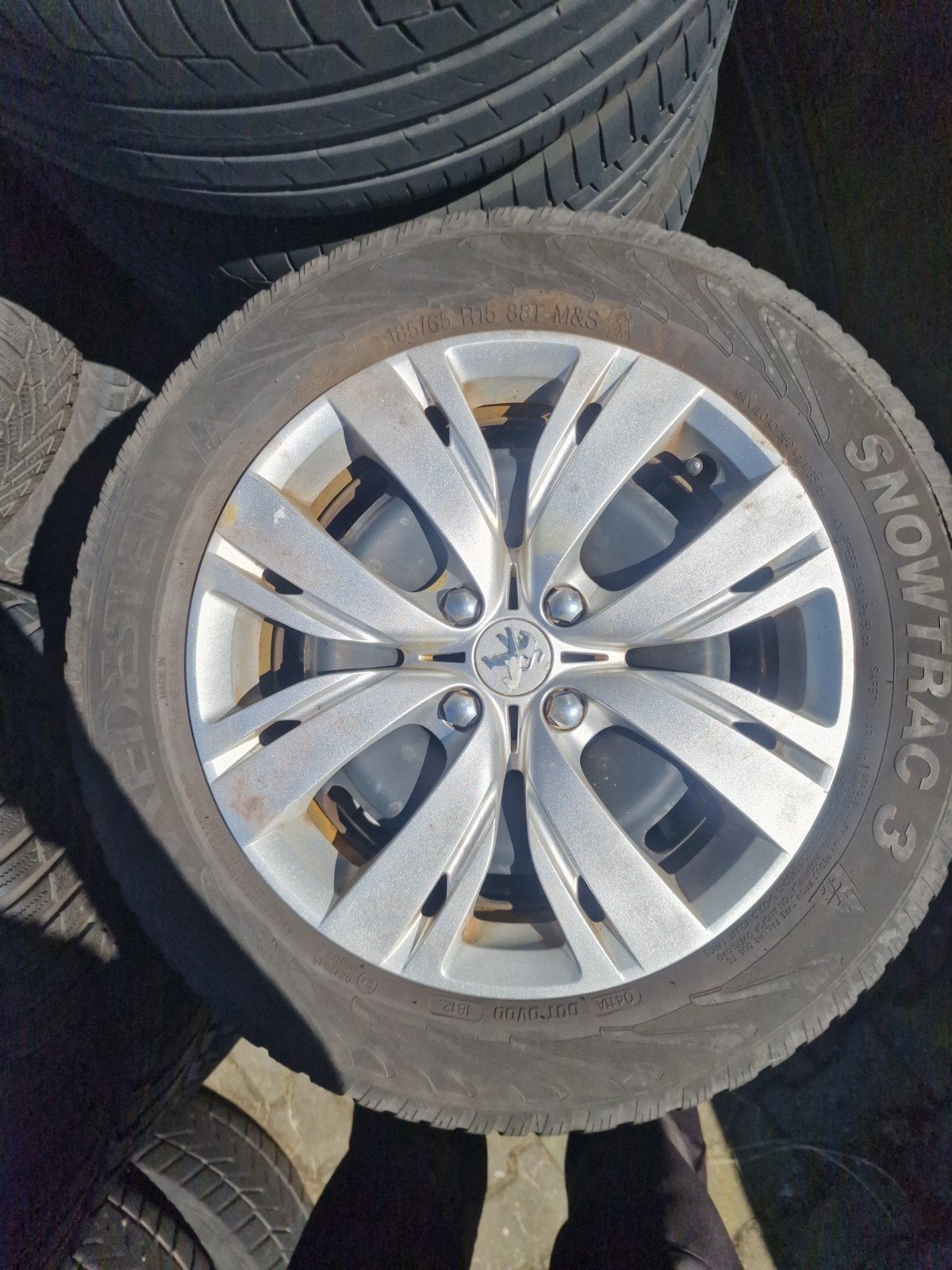 Peugeot stalen velgen 15 inch met wieldoppen en winterbanden, Auto diversen, Wieldoppen, Ophalen, Gebruikt