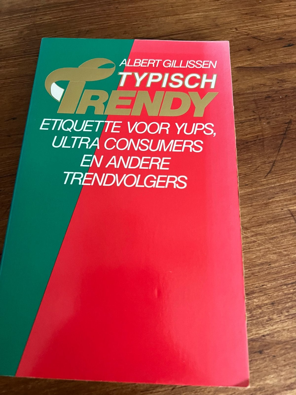 Typisch Trendy - Etiquette voor Yups en Trendvolgers, Boeken, Ophalen of Verzenden, Gelezen, Nederland