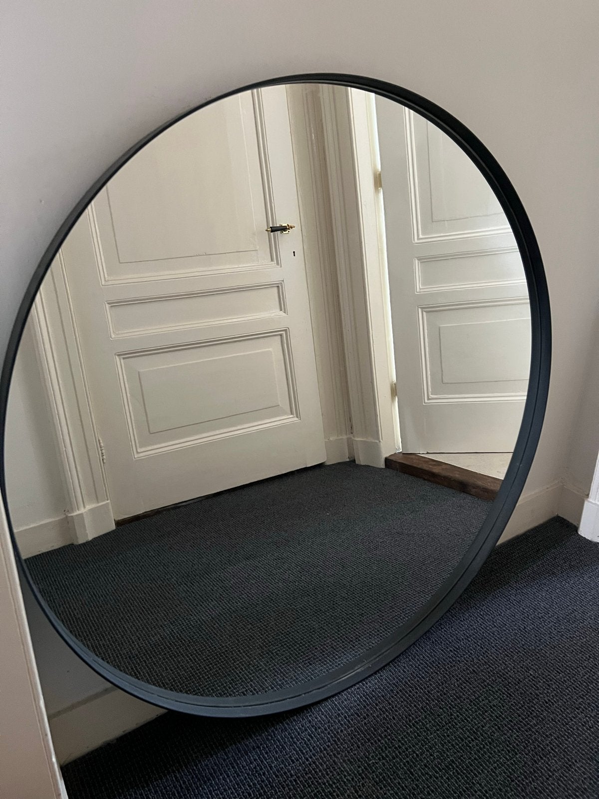 Grote ronde spiegel met zwart metalen frame - Ø 115cm, Huis en Inrichting, Ophalen, Gebruikt, 100 tot 150 cm, Rond