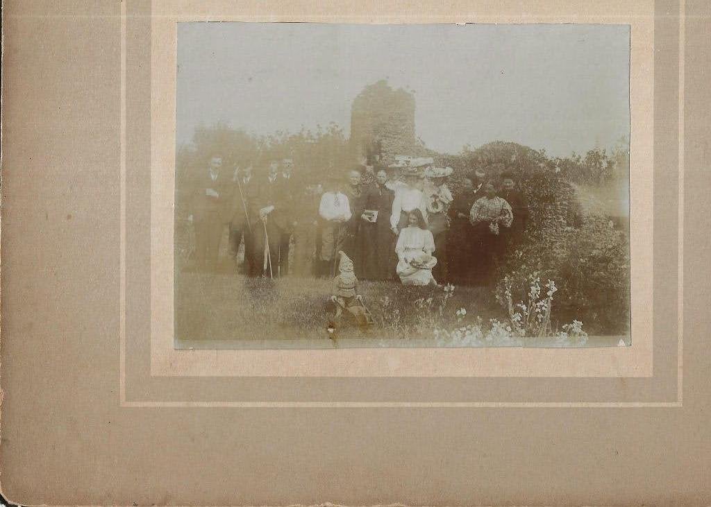 Westland Onbekend Familiefoto met kabouter Kabinetsfoto, Verzamelen, Ansichtkaarten | Nederland, Ophalen of Verzenden, Voor 1920