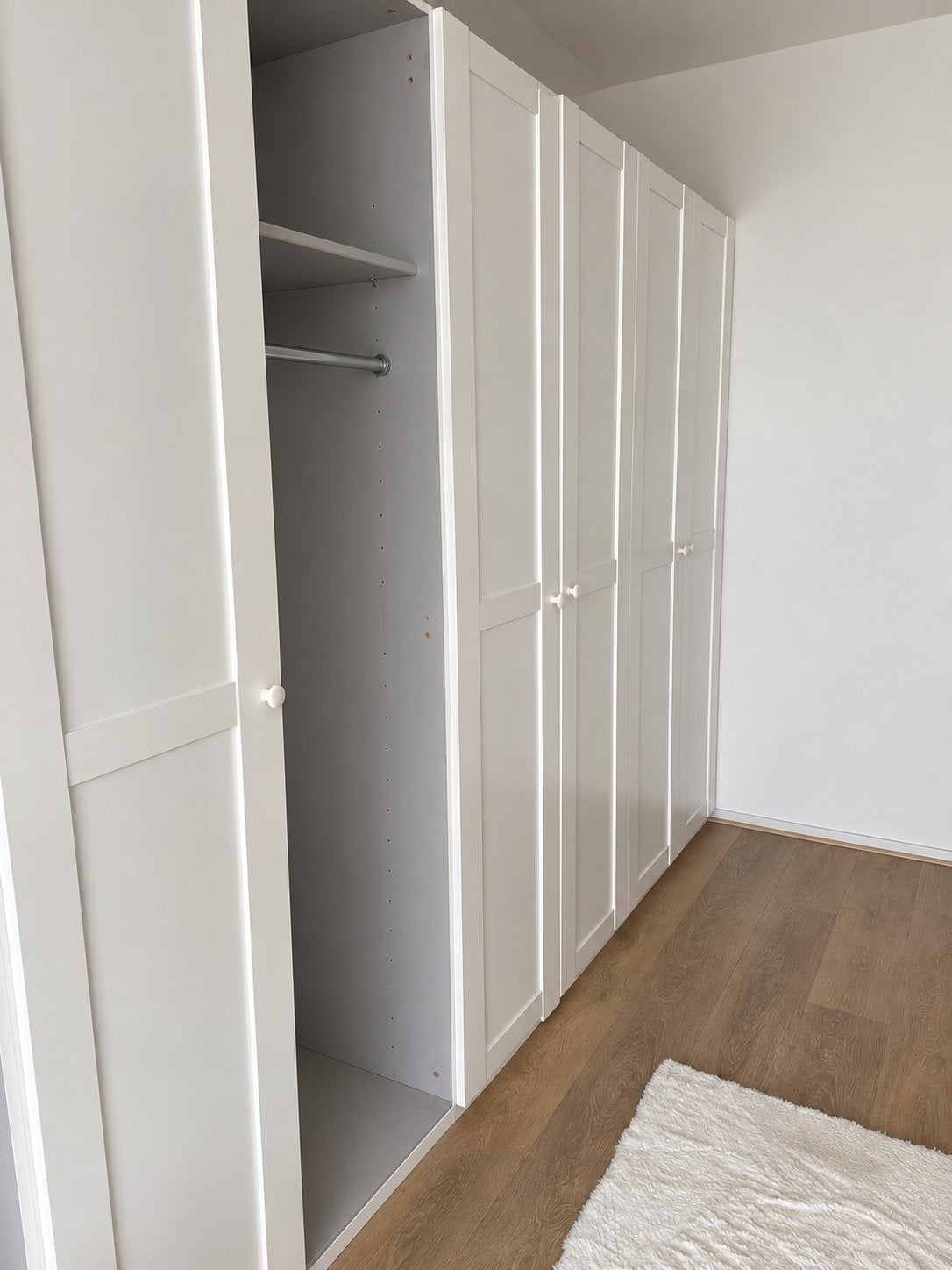 Witte kledingkast met deuren en hangruimte, Huis en Inrichting, Ophalen, Gebruikt, 100 tot 150 cm, 200 cm of meer