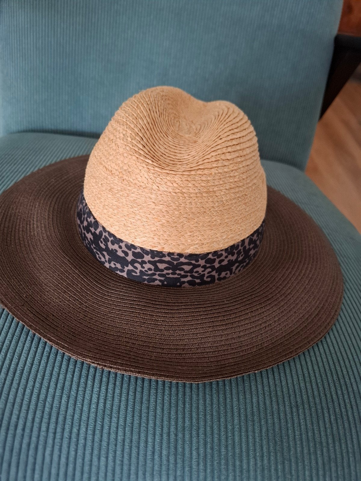 MARCCAIN Hoed Maat 3 Bruin/Strokleur en print band, Kleding | Dames, Hoeden en Petten, Marccain, Verzenden, Zo goed als nieuw