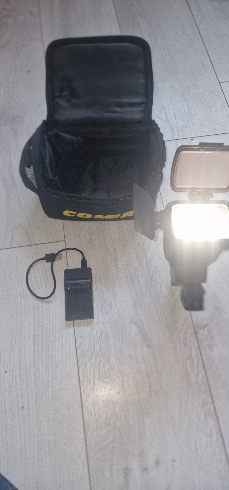 Comer videolamp (geen flitser) met lader en accu, Overige merken, Gebruikt, Inclusief accu/oplader, LED-lamp
