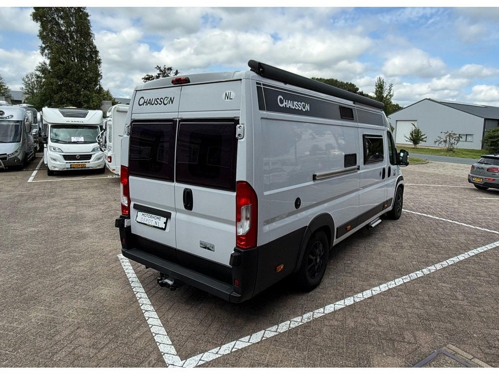 Chausson V697 9T Auto lengtebedden 23.500km zeer compleet!, Automaat, Buscamper of Camperbus, Koelkast, Fiat