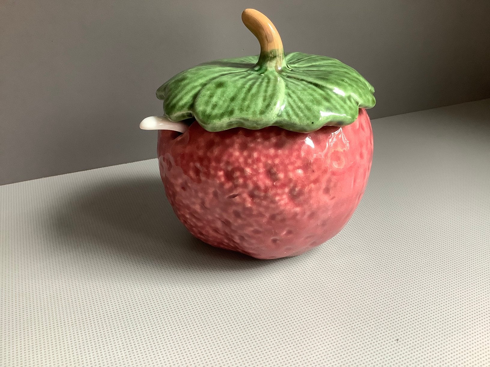 Vrij grote jam- enz aardbeien pot met porseleinen lepeltje, Antiek en Kunst, Ophalen of Verzenden