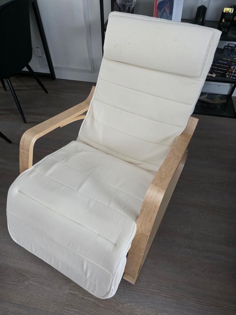 Witte schommelstoel met houten frame, Huis en Inrichting, Stoelen, Ophalen, Gebruikt, Wit, Stof