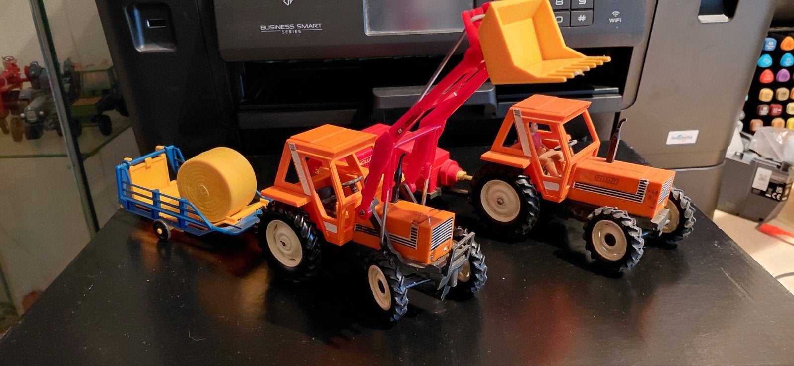 Britains Fiat 880 DT 2x + New Holland balenpers  376, Ophalen of Verzenden, Gebruikt, Tractor of Landbouw, Britains