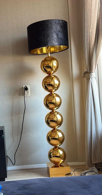 Gouden bollamp te koop met zwarte kap, Huis en Inrichting, Lampen | Vloerlampen, Ophalen, Zo goed als nieuw, 150 tot 200 cm