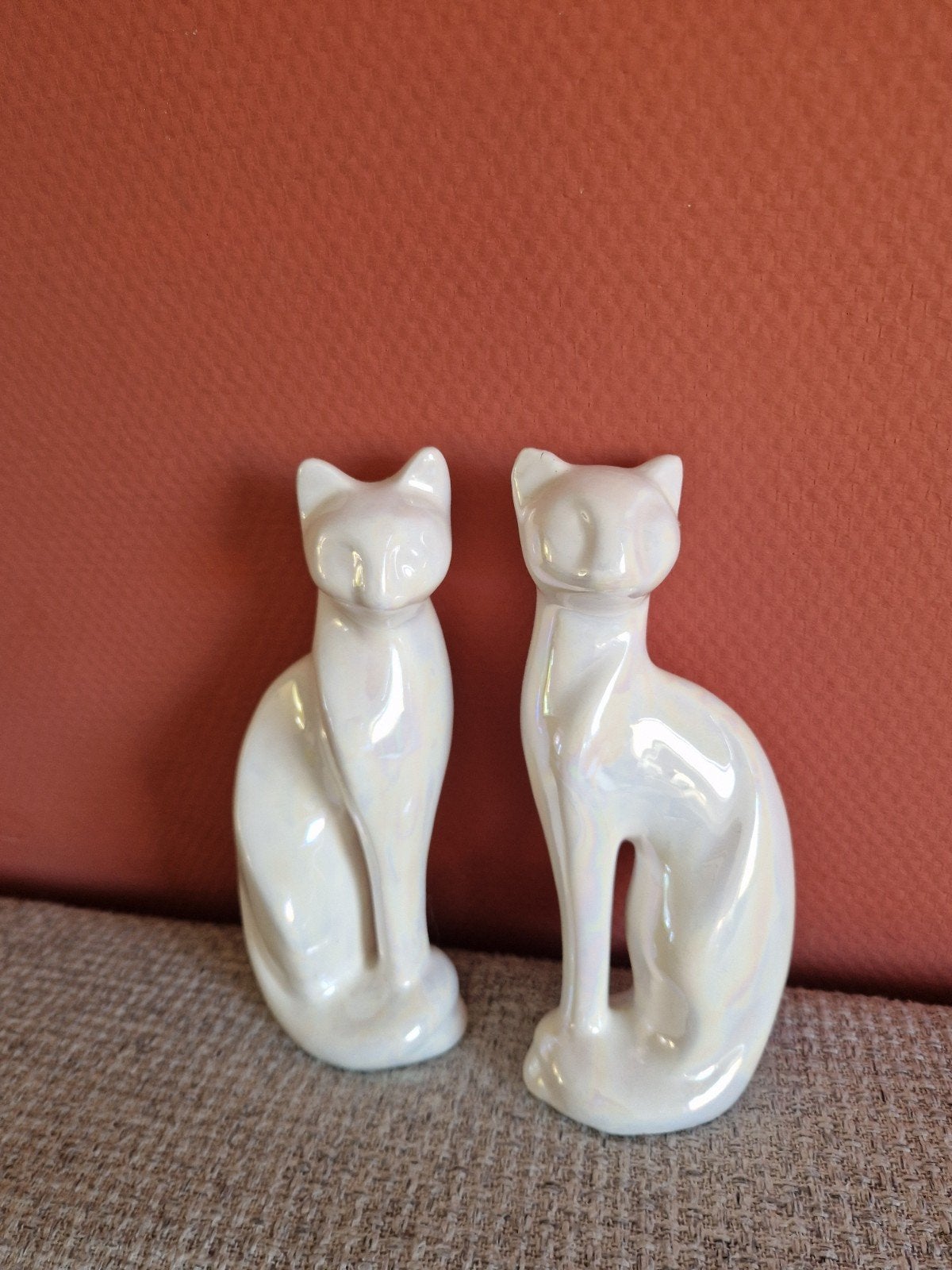 Twee parelmoer katten beeldjes, Ophalen of Verzenden, Gebruikt, Wit, Steen/keramiek