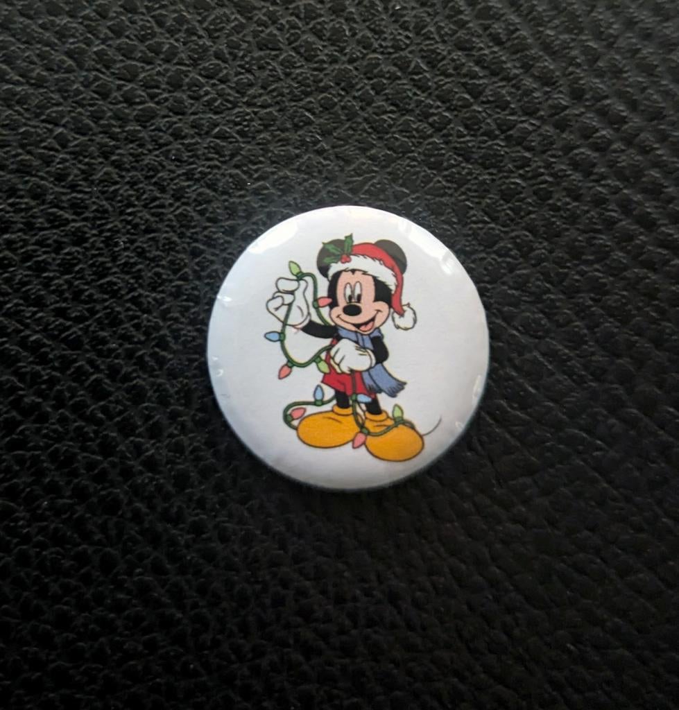 Disney Mickey Mouse Kerst Pin / Badge 25mm, Verzamelen, Disney, Ophalen of Verzenden, Nieuw