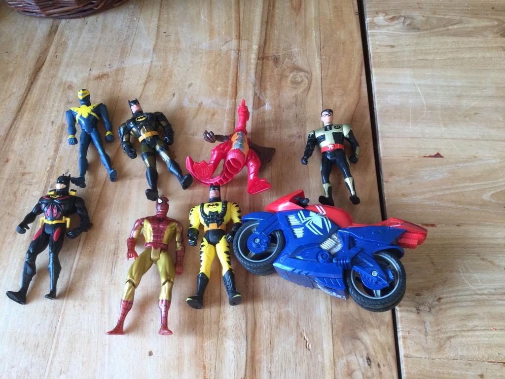 Actiefiguren superhelden/ zelfrijdende speelgoedmotor, Ophalen of Verzenden, Zo goed als nieuw