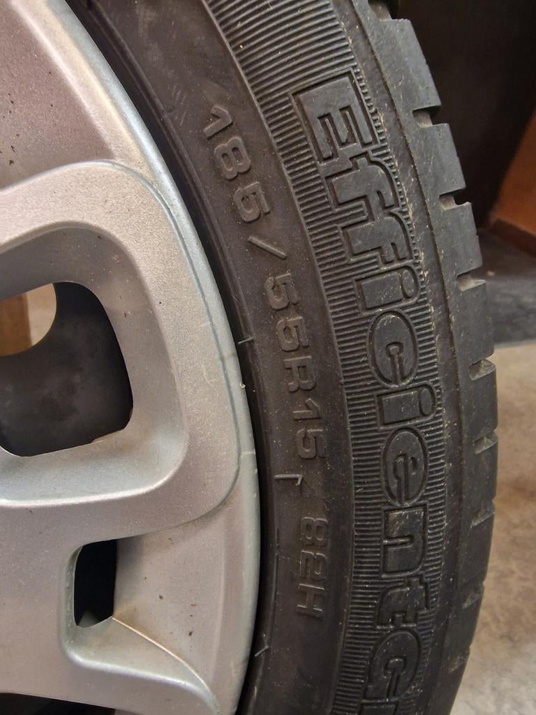 Fiat 500 185/55r15 4x band met 4 wieldoppen Goodyear, Ophalen, 15 inch, 185 mm, Band(en)
